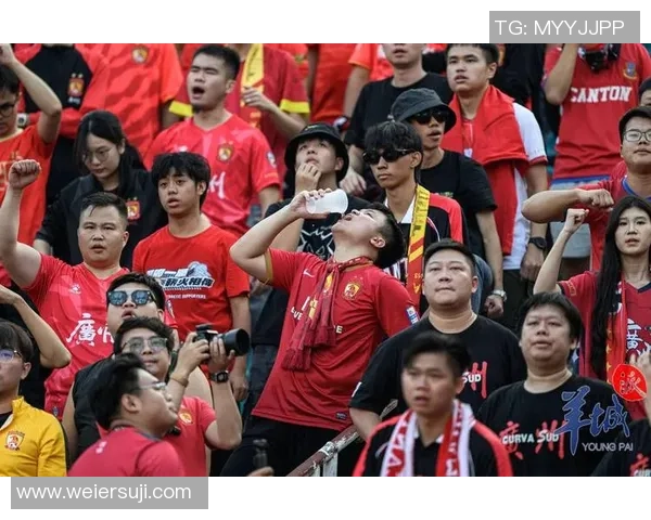 红色7号足球明星的传奇之路与辉煌成就解析 红色7号足球明星的传奇之路与辉煌成就解析